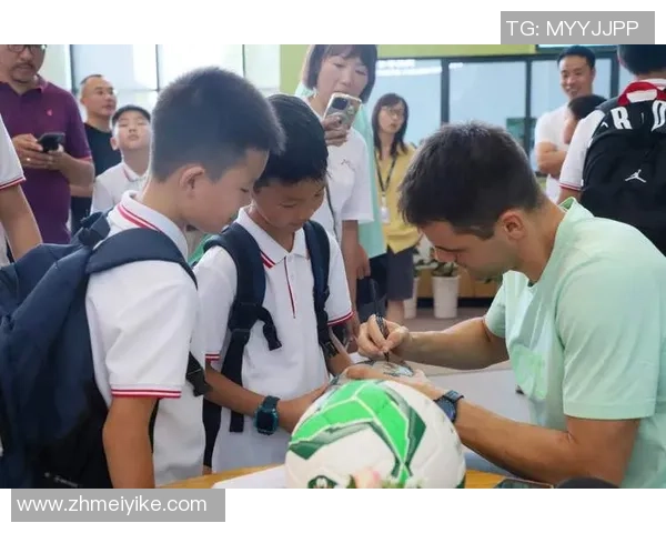 足球明星亲临校园为学子送上毕业祝福与人生启示的盛大典礼